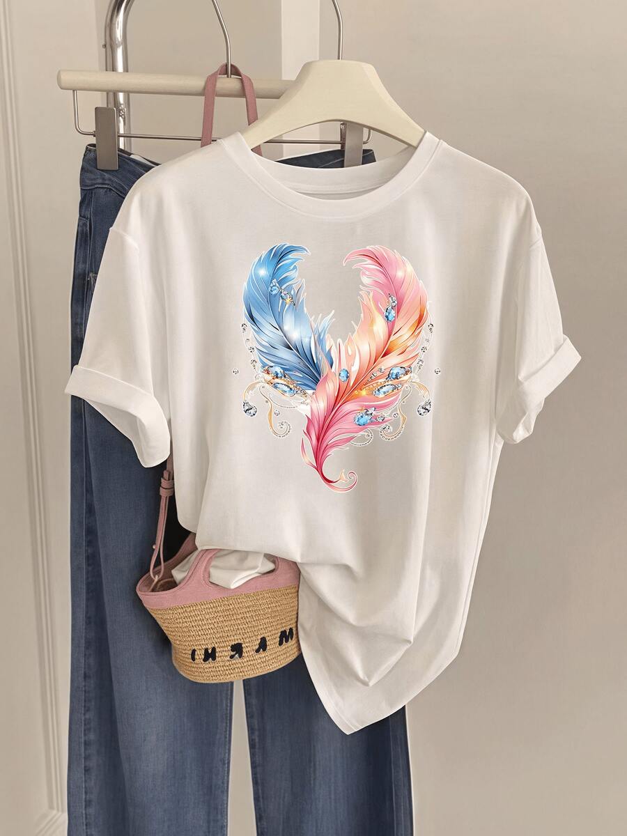 Dos plumas que se entrelazan en tonos azul y rosa simbolizan la unión de la energía y la libertad con destellos brillantes que evocan esperanza movimiento y elegancia camiseta de mujer casual cómoda para uso diario - Blanco - Ver 1