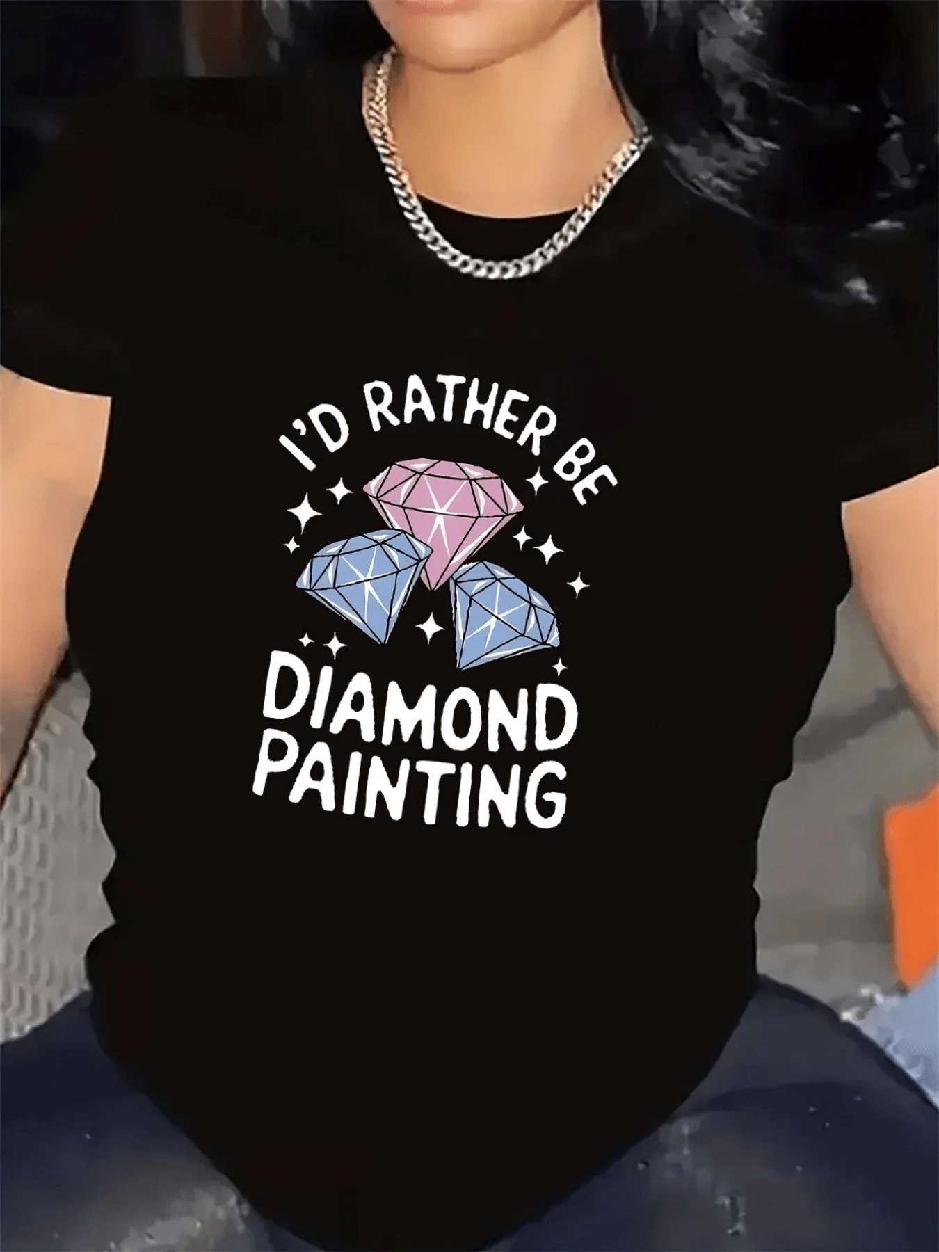 Three Sparkling Diamonds In Shades Of Pink And Blue, Surrounded By Tiny Stars, Evoke A Passion For Art And Creativity, Conveying Positive Energy And Elegance. This Comfortable, Casual Women's T-Shirt Is Perfect For Everyday Wear. - 黑色 - 查看 1