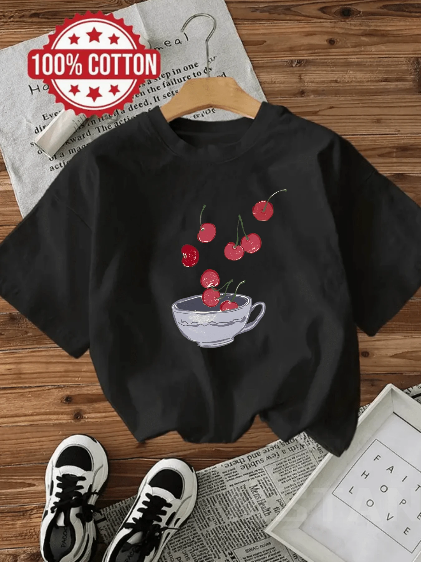 White Mug With Falling Red Cherries Symbolizing Freshness, Vital Energy And Natural Sweetness, Evoking Joyful Moments And A Modern, Youthful Style. Casual, Comfortable And Versatile Women's T-Shirt - 黑色 - 查看 1