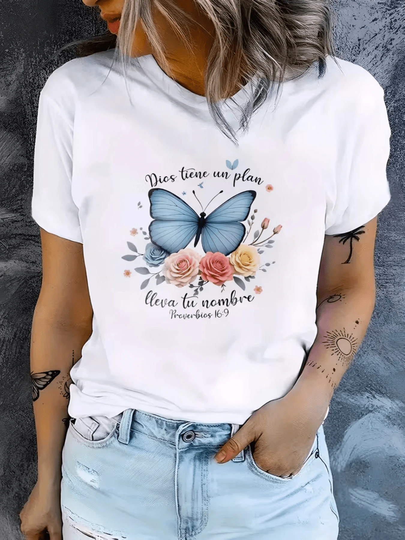 A Blue Butterfly Surrounded By Soft Flowers Symbolizes Hope, Renewal, And Faith, Reflecting A Spiritual Message Of Purpose And Love. This Modern, Casual Women's T-Shirt With An Inspirational Print Is Ideal For Everyday Wear. - 白色 - 查看 1