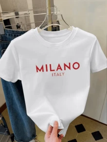 Red Lettering That Evokes Urban Elegance And The Modern Spirit Of Milan, Representing A Connection With Contemporary Fashion. Comfortable Casual Women's T-Shirt For Everyday Wear. - 白色 - 查看 8