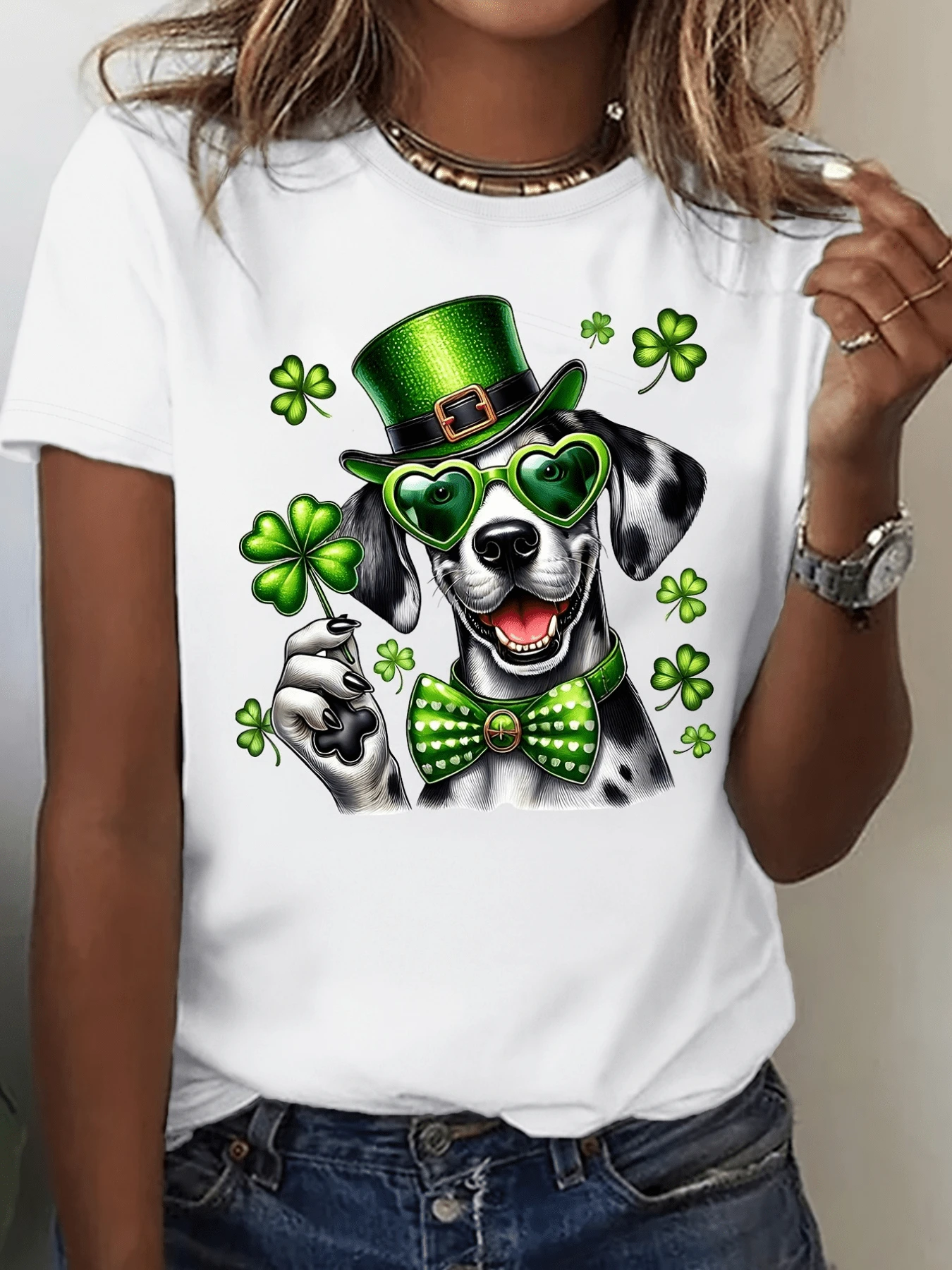 Smiling Dalmatian Dog With Bright Green Hat, Heart-Shaped Glasses And Clovers Symbolizing Joy, Luck And Positive Energy. Comfortable Modern Casual Women's T-Shirt For Everyday Wear - 白色 - 查看 1