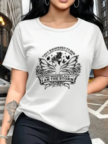 Mariposa con alas abiertas rodeada de rosas y frases que simbolizan fuerza interior y valentía femenina reflejando empoderamiento espíritu libre y confianza camiseta de mujer casual moderna para uso diario - Blanco - Ver 6