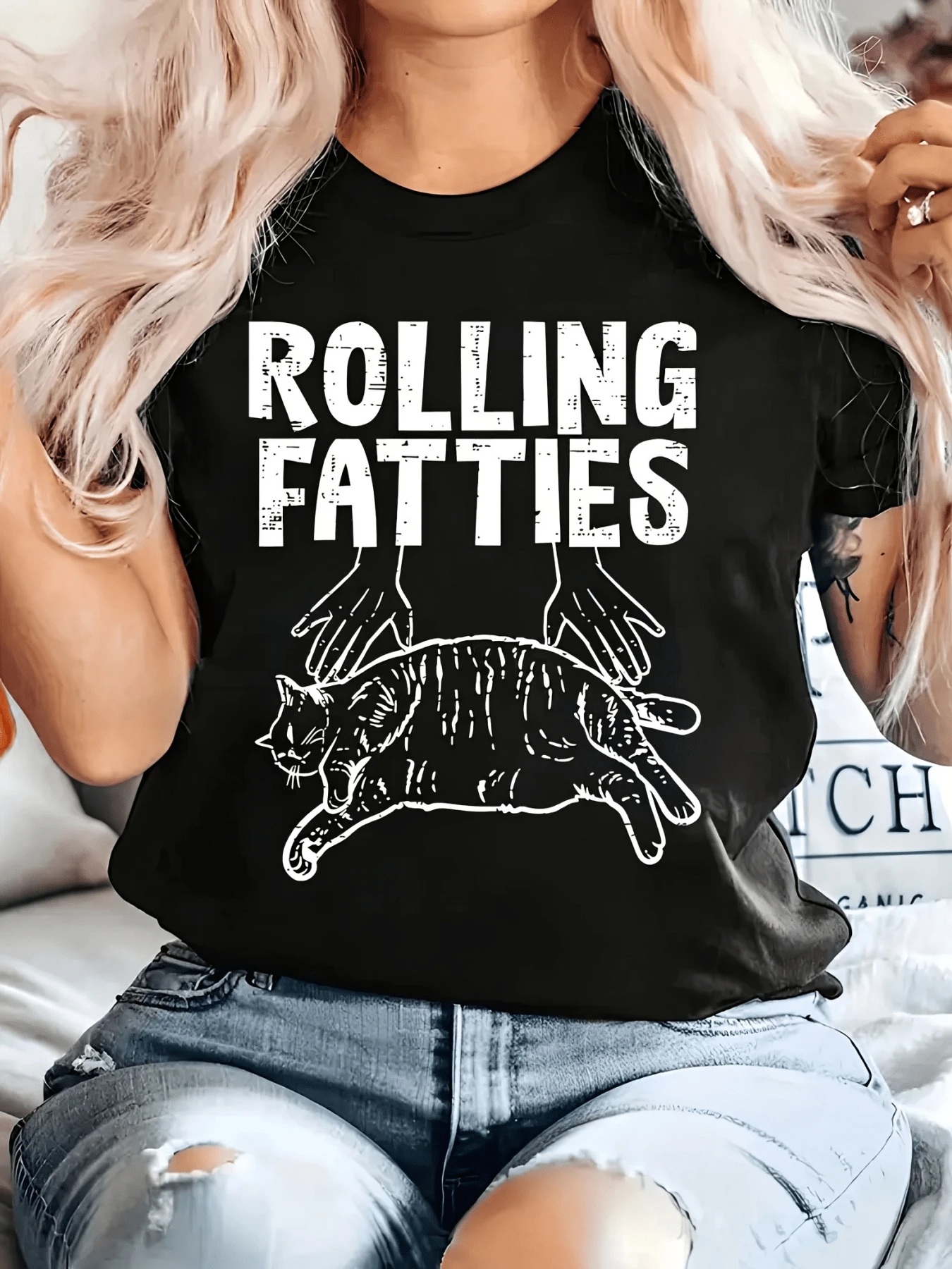 Happy Cat Being Massaged By Playful Hands That Convey Relaxed Humor And Positive Energy, Perfect For Showing Love For Animals. Modern Casual Women's T-Shirt - 黑色 - 查看 1