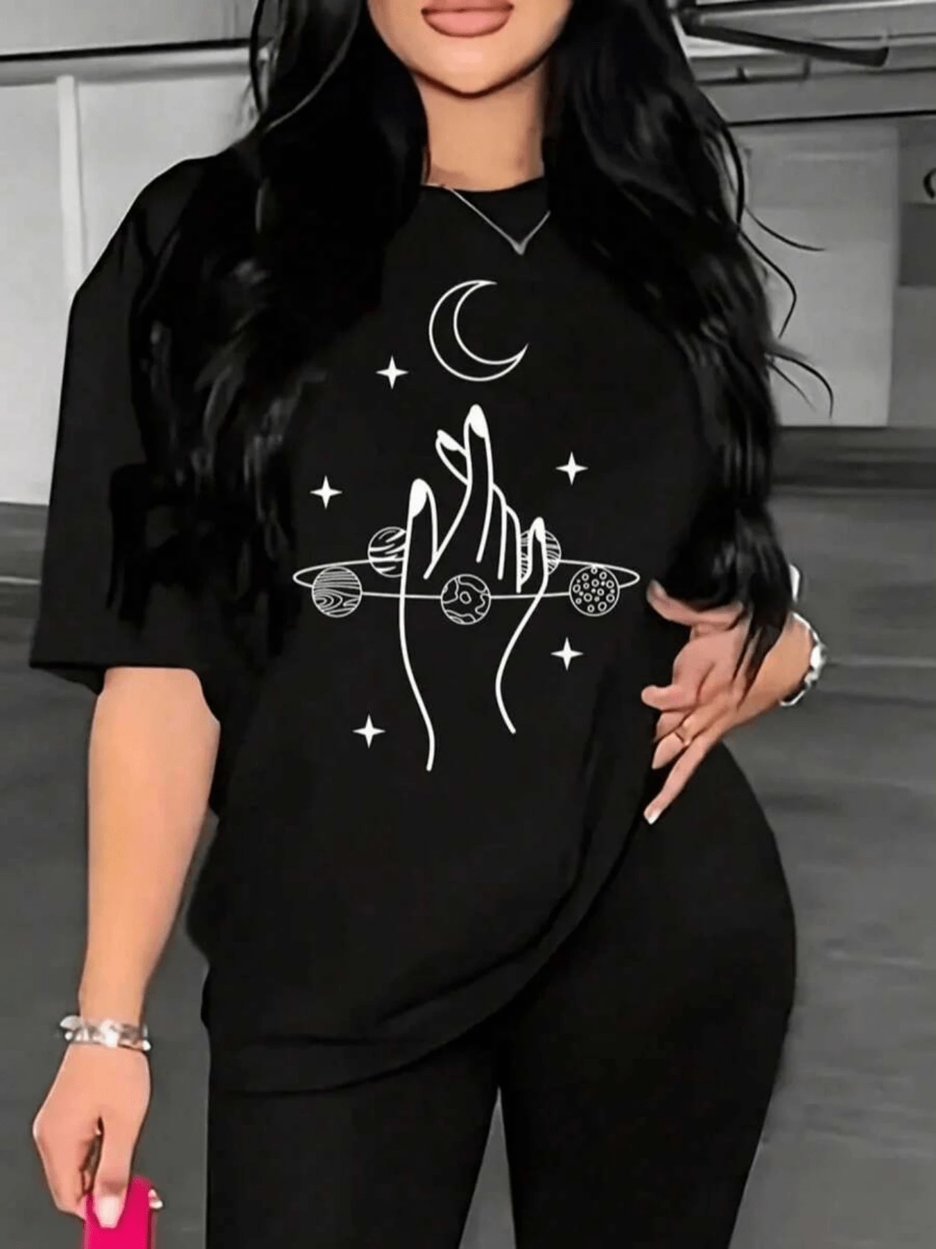 Symbol Of Cosmic Connection Where A Hand Holds The Planets Under A Crescent Moon Showing Universal Harmony And Deep Spiritual Energy. Modern Casual Elegant Women's T-Shirt - 黑色 - 查看 1