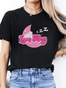 Pink Crescent Moon With A Sleeping Bear Figure And Lettering That Evokes A Calm And Dreamy Spirit Surrounded By Stars And Symbols Of Rest, Creating A Feeling Of Calm And Sweetness. Comfortable, Modern Casual Women's T-Shirt For Everyday Wear. - 黑色 - 查看 6