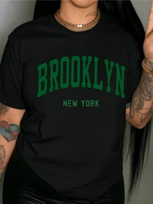 Words In Shades Of Green That Evoke Urban Energy And The Strength Of The New York Spirit, Reflecting Confidence And Dynamism. Modern Casual Women's T-Shirt For Everyday Wear, Comfortable And With A Contemporary Touch. - 黑色 - 查看 8