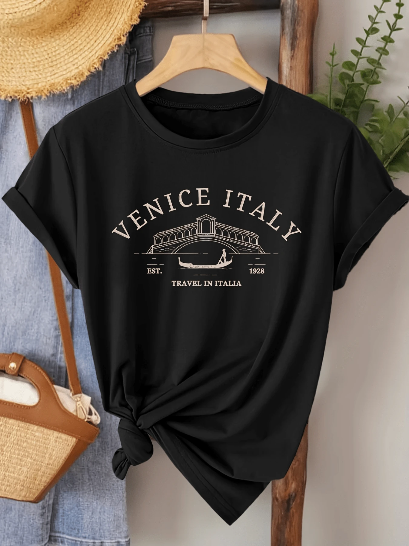 Puente de Venecia sobre el canal con góndola y letras que evocan la historia y la serenidad de los viajes por Italia camiseta de mujer casual cómoda para uso diario - Negro - Ver 1