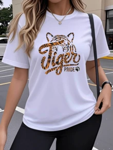 Majestic Tiger Symbolizing Strength, Determination, And Pride, With Orange And Black Lines Evoking Wild Energy. Ideal For Confident Souls. Comfortable, Modern, Casual Women's T-Shirt For Everyday Wear. - 白色 - 查看 6