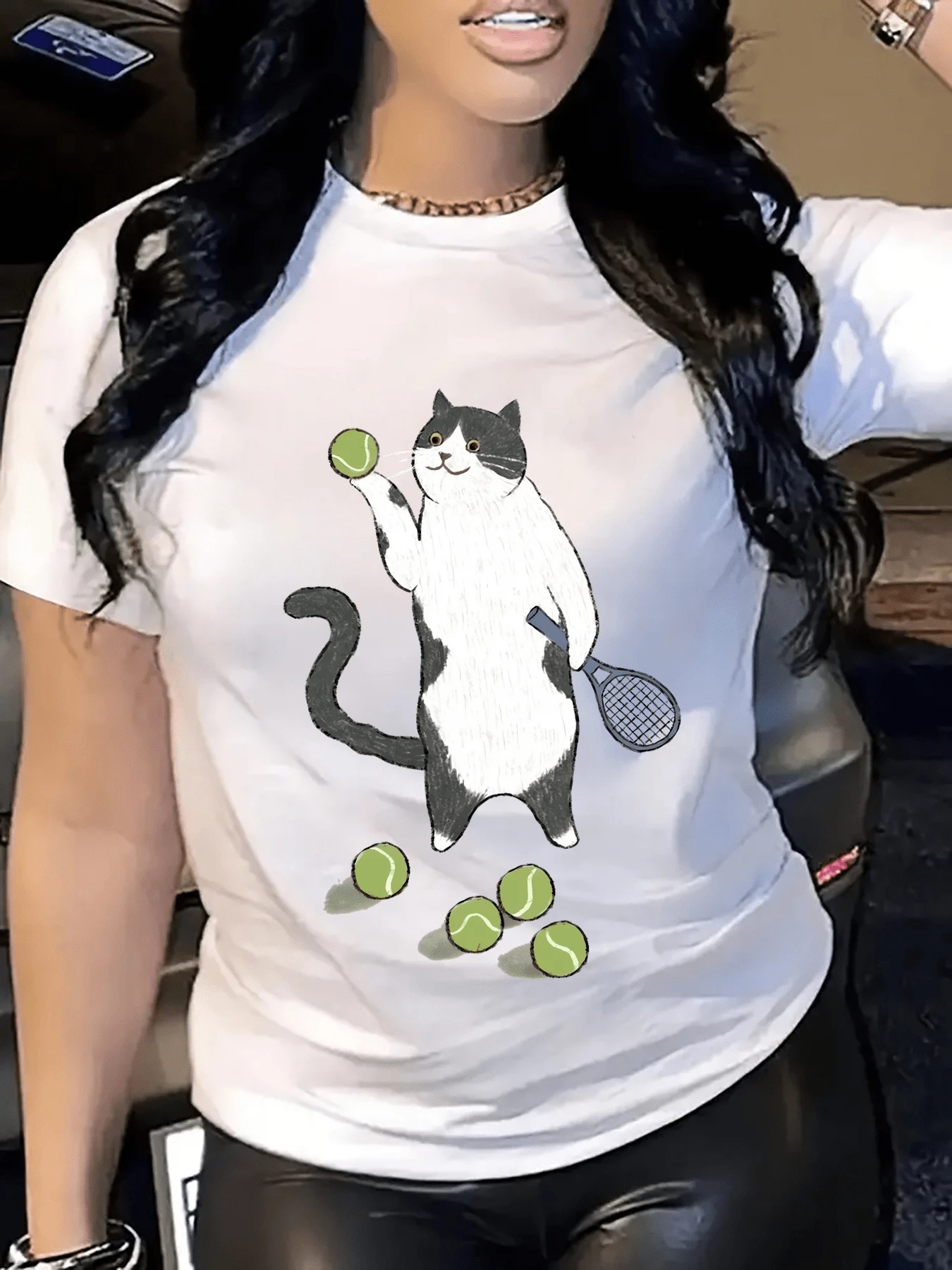 A Cat Playing With Tennis Balls Symbolizes The Curious And Joyful Energy That Drives Days Full Of Movement And Good Humor. A Comfortable, Casual Women's T-Shirt For Everyday Wear. - 白色 - 查看 1
