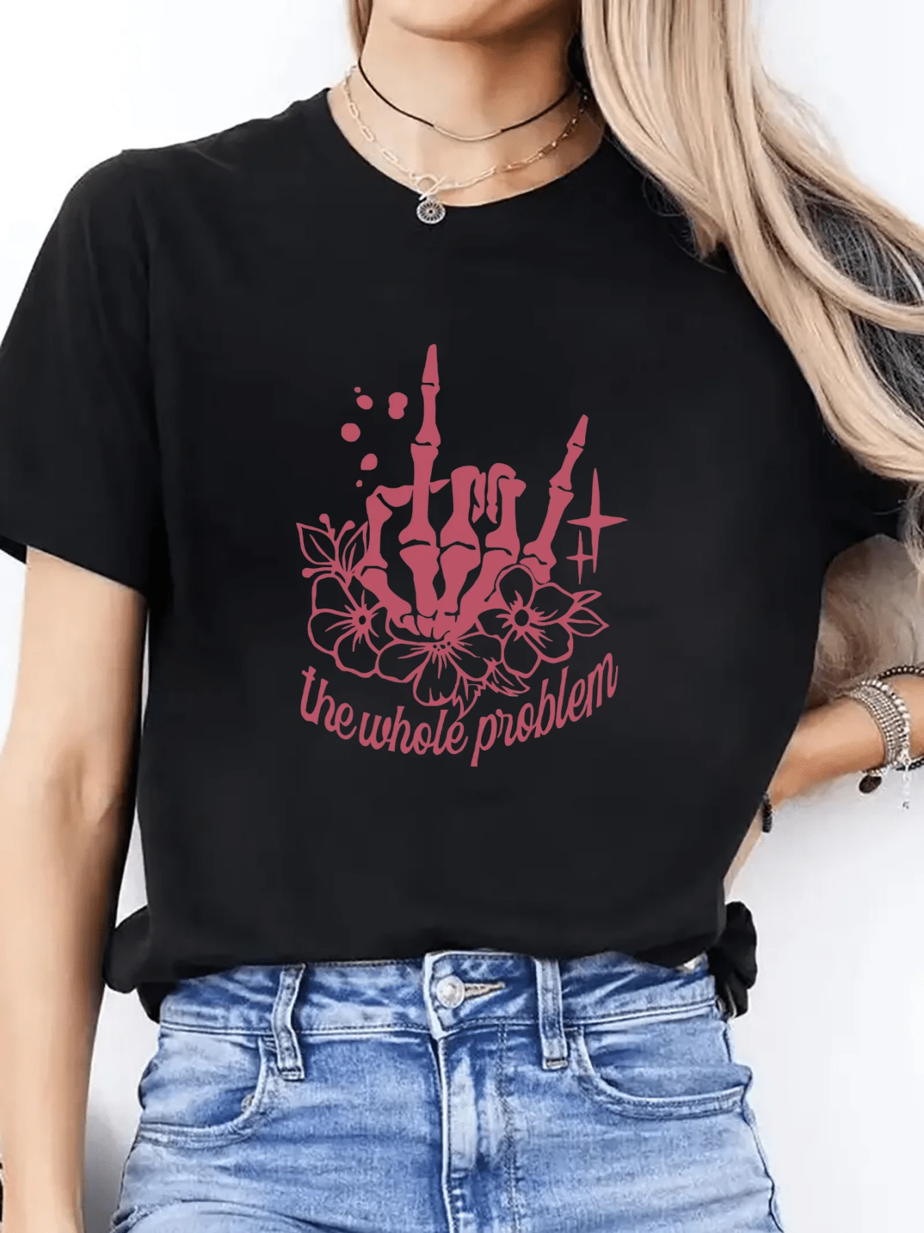 Skeletal Hand Symbol With Pink Flowers Conveying A Rebellious And Confident Attitude, Along With Details Evoking Independence And Feminine Power. Modern Casual Women's T-Shirt For Everyday Wear - 黑色 - 查看 1