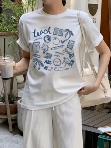 Educational Symbols Representing Knowledge And Teaching With Books, Balloons, Pencils, And School Supplies That Inspire Learning. Comfortable Casual Women's T-Shirt For Everyday Wear. - 白色 - 查看 6