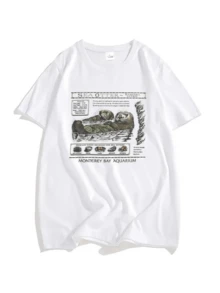 Nutria marina descansando con su cría entre algas verdes simboliza ternura familiar y conexión con la naturaleza oceánica inspirando calma y amor por el mar camiseta de mujer casual cómoda para verano - Blanco - Ver 8