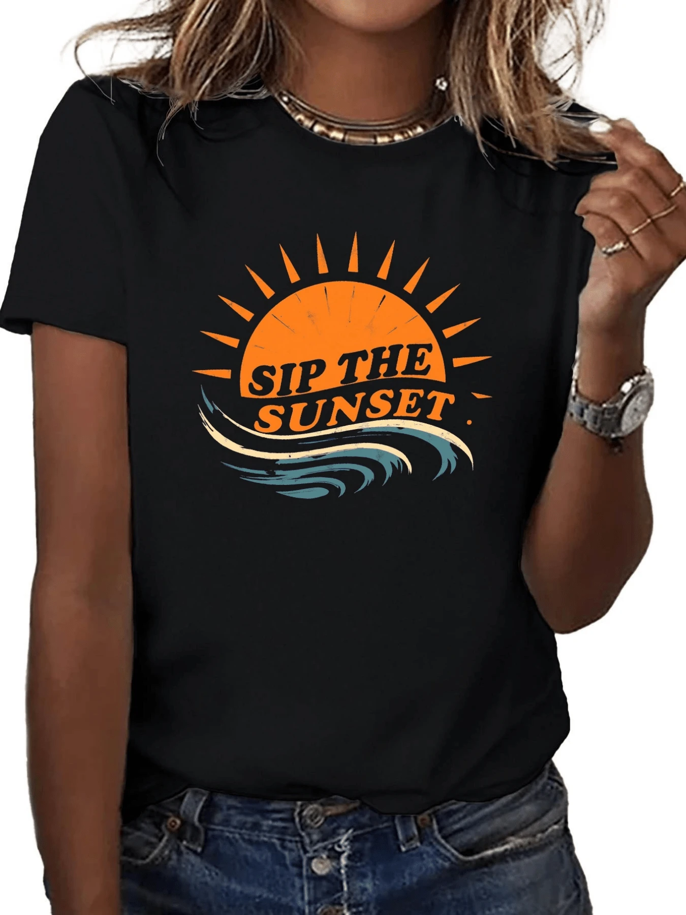 Bright Sun On The Horizon With Gentle Waves Reflecting The Calm Of The Sea, Evoking Freedom And Positive Energy To Enjoy Every Sunset. Women's Casual, Modern, Comfortable T-Shirt For Everyday Wear. - 黑色 - 查看 1