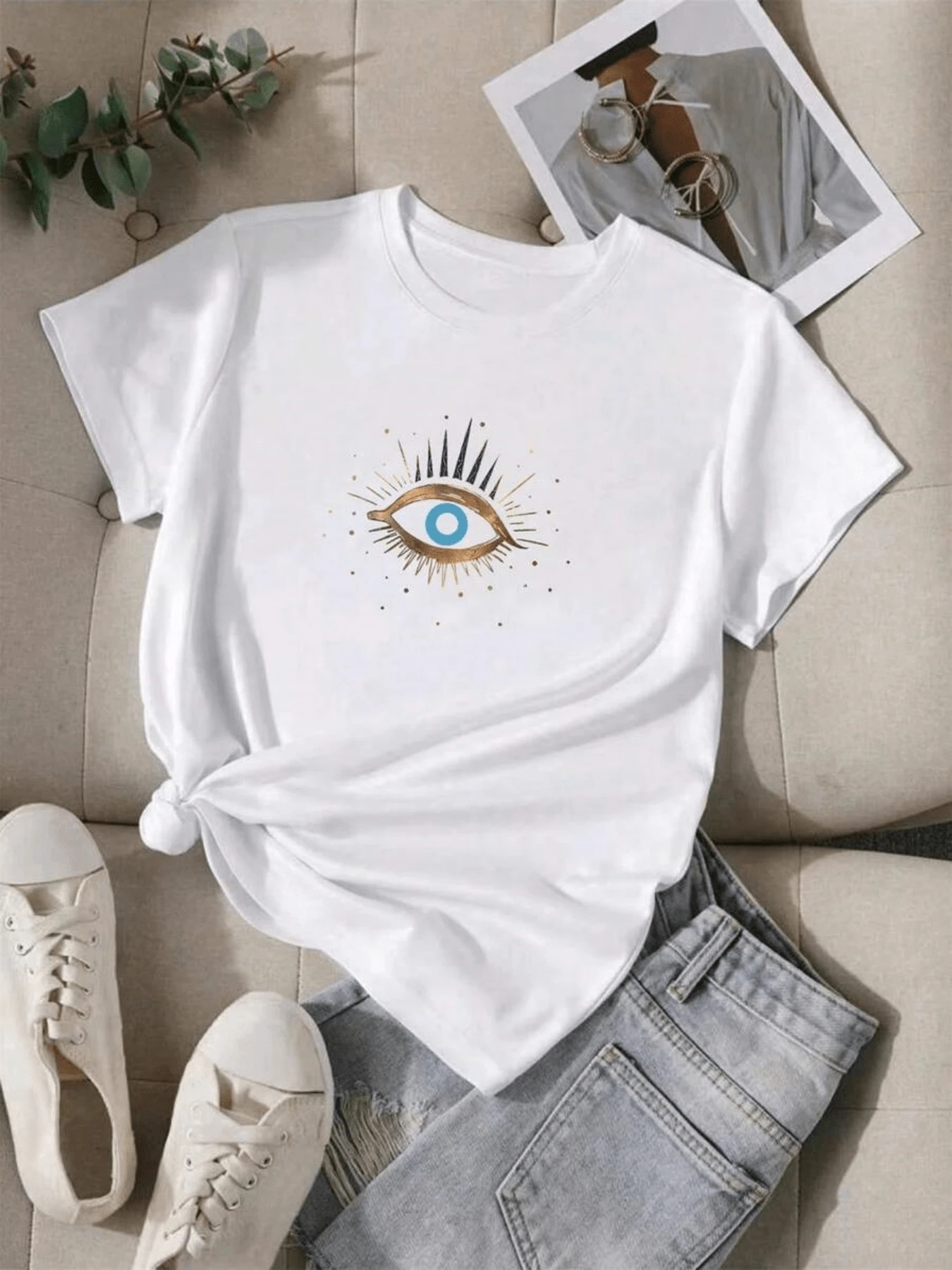 Ojo místico azul rodeado de destellos dorados que simboliza protección intuición y energía interior representando claridad y poder espiritual camiseta de mujer casual moderna cómoda para uso diario - Blanco - Ver 1