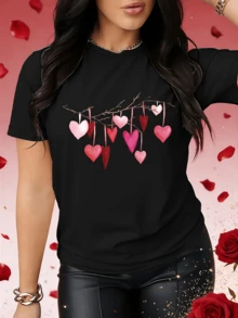 Corazones colgados en ramas que simbolizan amor esperanza ternura y unión en un ambiente romántico elegante ideal para expresar sentimientos positivos camiseta de mujer casual moderna - Negro - Ver 6