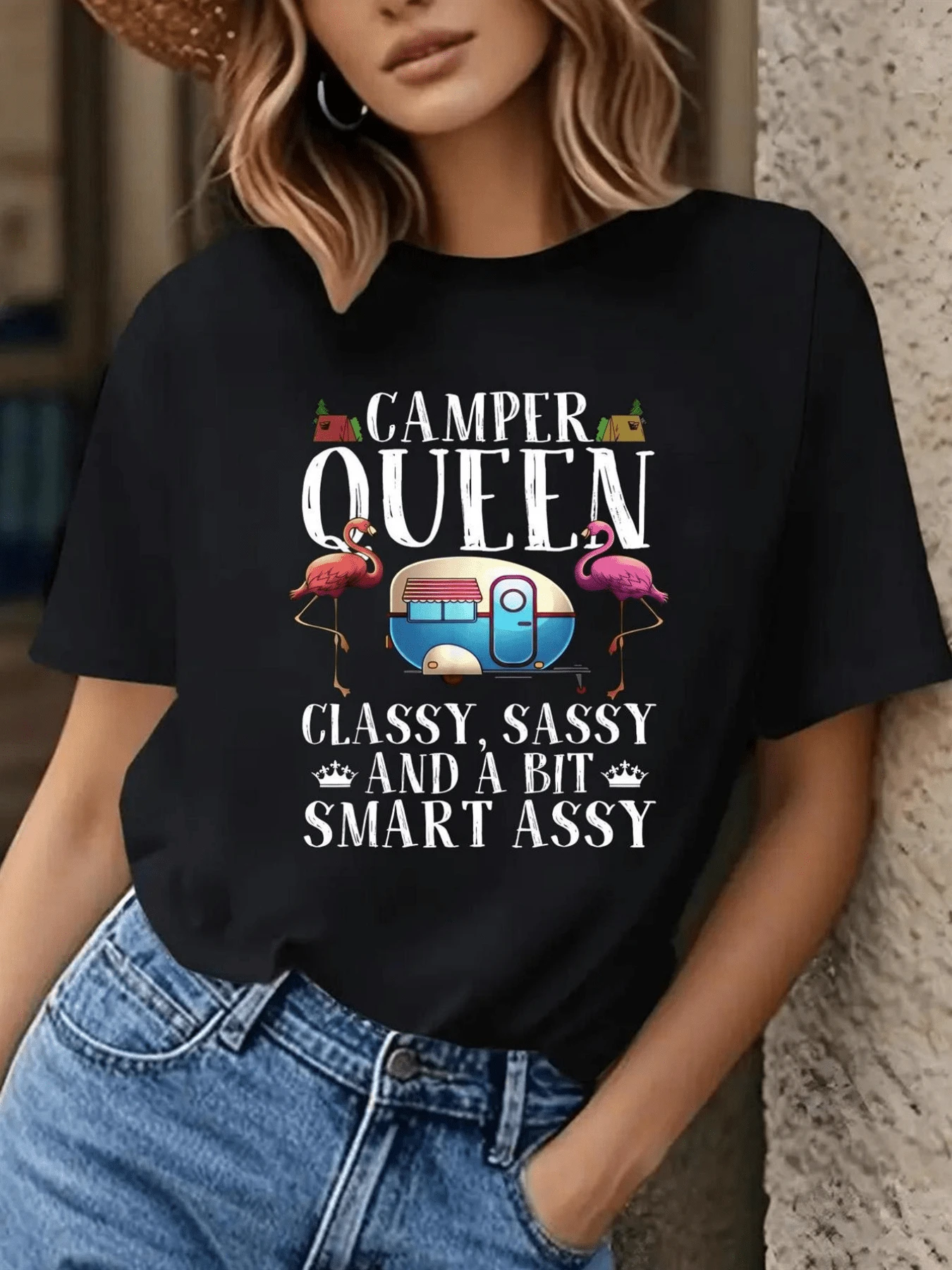 Caravana colorida con flamencos rosados y tiendas de campaña que transmiten alegría libertad y espíritu aventurero para mujeres seguras camiseta de mujer casual cómoda y moderna para verano - Negro - Ver 1