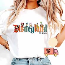 Camiseta de mujer de Disney con estampado de acuarela de orejas de Mickey y Minnie, castillo de Disney, camiseta de cumpleaños de WDW Disneyland, camiseta de cumpleaños para niños y niñas, camiseta con estampado, camiseta holgada casual de mujer, ropa de calle de verano, camiseta de regalo de cumpleaños, camiseta de estilo de hogar de parque de diversiones, camiseta con texto impreso, camiseta de estilo retro de parque de diversiones, camiseta de vacaciones familiares, camiseta holgada casual para parejas. Telas suaves y transpirables adecuadas para actividades temáticas, utilizando materiales suaves, cómodos y duraderos. La camiseta de cuello redondo de mujer de primavera y verano es adecuada para el uso diario, las compras, las fiestas, los viajes y las reuniones. También es una prenda deportiva clásica y elegante y ropa de verano para mujer, combinada con una parte superior blanca - Blanco - Ver 1