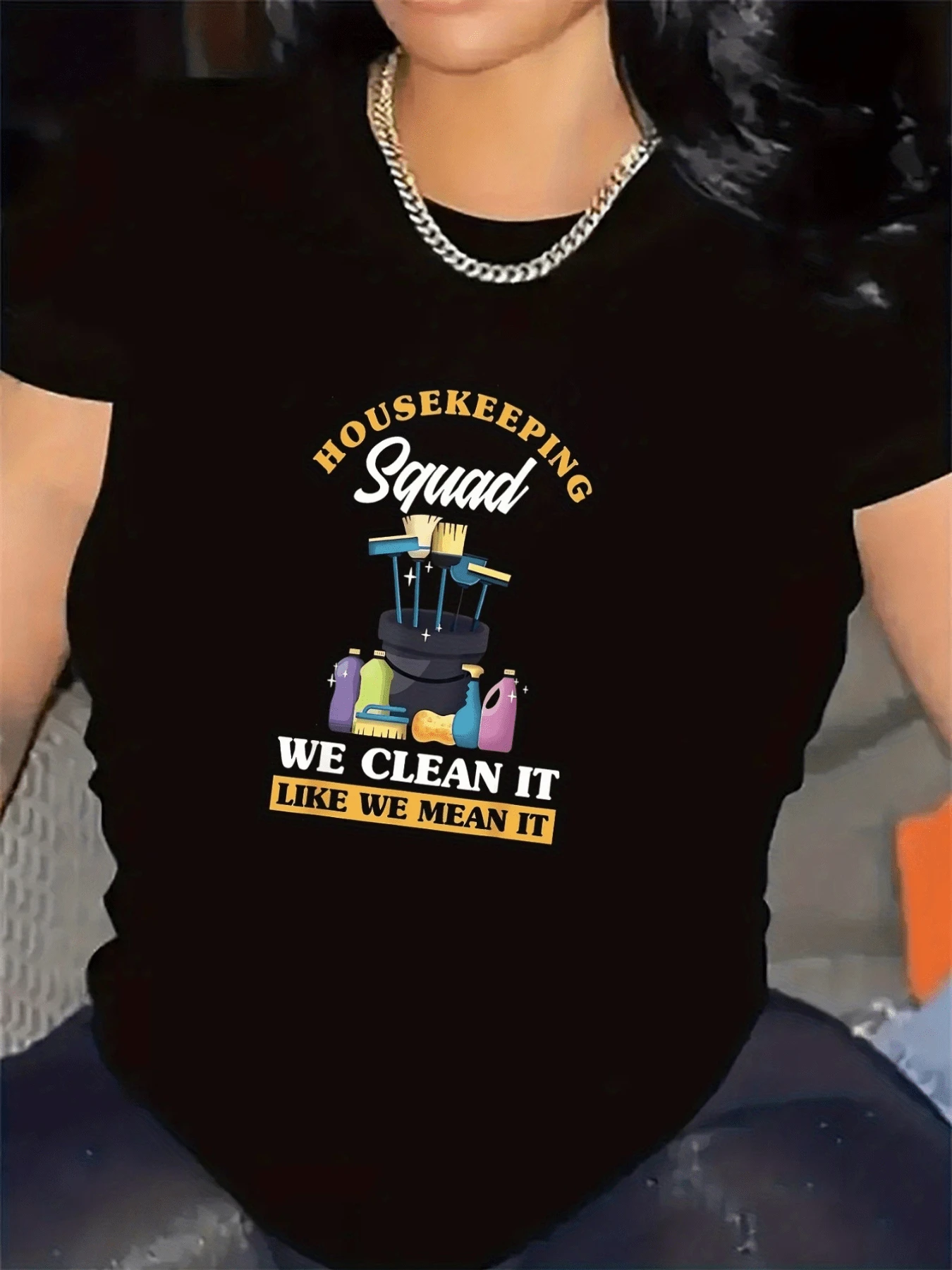 The Garment Depicts A Cleaning Crew With Colorful Products, Brushes, Gloves, And A Motivational Message About Working Diligently. It's A Comfortable, Casual Women's T-Shirt For Everyday Wear. - 黑色 - 查看 1