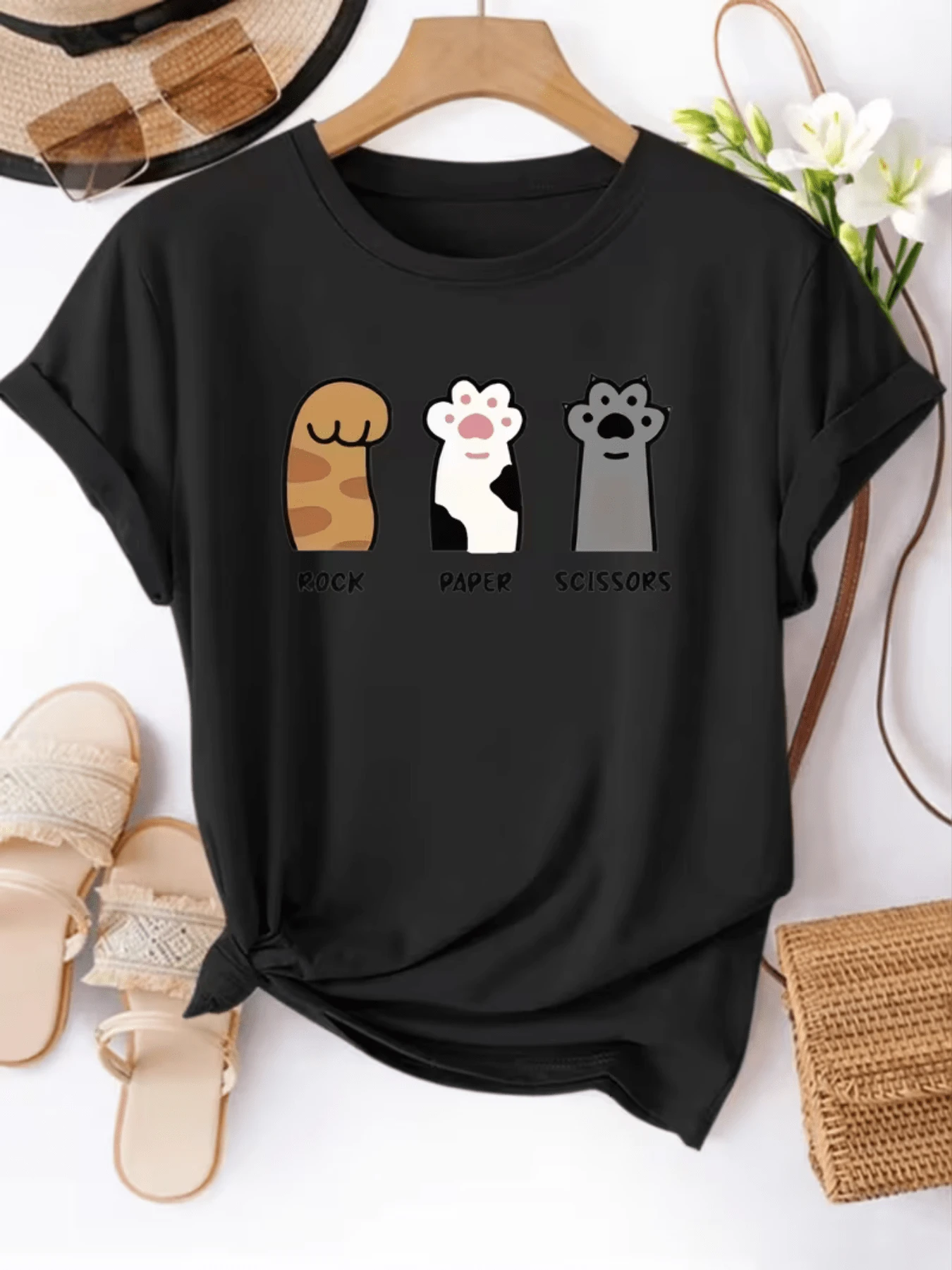 Three Playful Cat Paws Represent The Classic Game Rock-Paper-Scissors, Conveying Humor, Tenderness, And Love For Animals In A Modern And Casual Women's T-Shirt Design. - 黑色 - 查看 1
