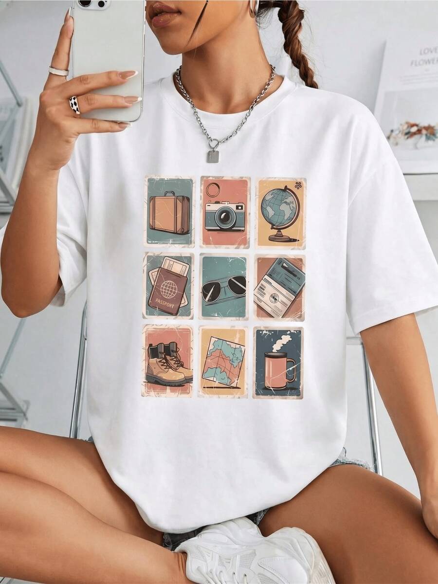 Travel Motifs Reflecting A Passion For Exploring New Destinations: Camera, Map, Passport, Mug, And Suitcase, Symbolizing Unique Adventures And Memories. Women's Casual, Comfortable, Modern T-Shirt - 白色 - 查看 1