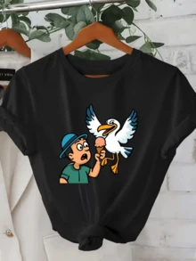 A Fun Drawing Shows A Surprised Young Man As A Mischievous Seagull Snatches His Ice Cream, Reflecting Humor And Summer Energy. A Casual And Comfortable Women's T-Shirt For Everyday Wear. - 黑色 - 查看 1