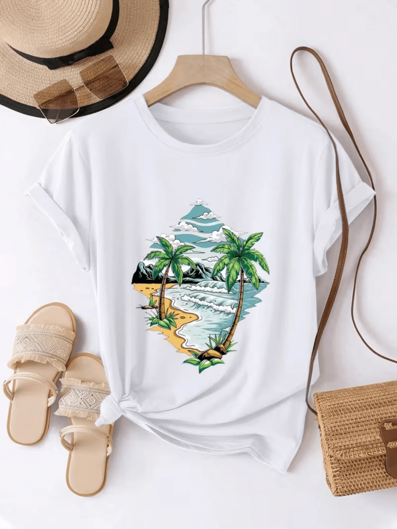 Tropical Landscape With Palm Trees, Ocean Waves, Blue Sky, And Golden Sand That Conveys Calm, Freedom, And Summer Energy-Ideal For Sunny Days And Relaxed Moments. A Modern And Comfortable Casual Women's T-Shirt. - 白色 - 查看 1