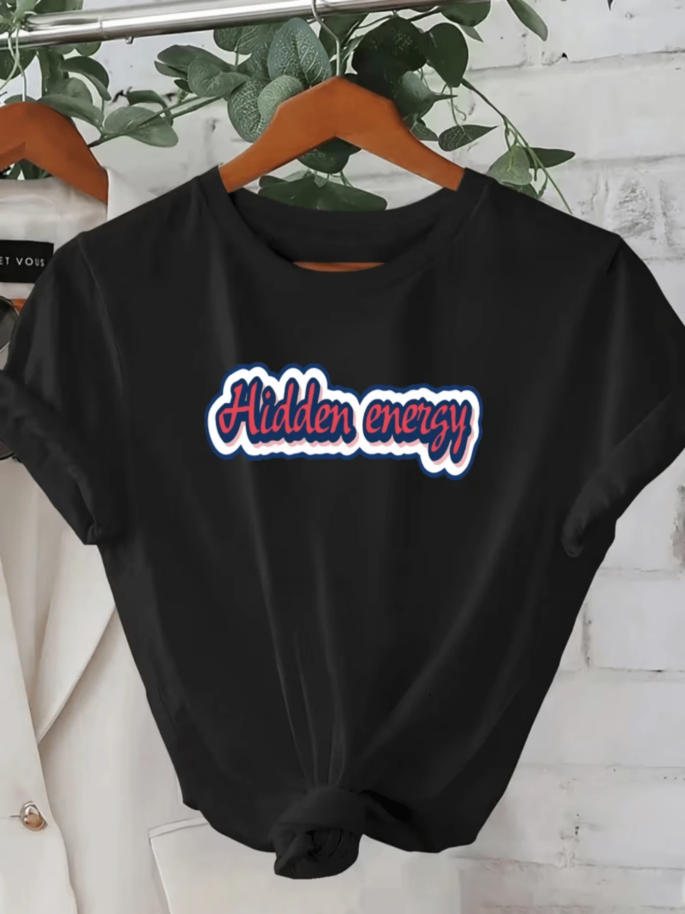 Inspirational Phrase "Hidden Energy" Symbolizing Inner Strength, Confidence, And Motivation To Stand Out With A Positive Attitude Every Day. Modern, Casual, And Comfortable Women's T-Shirt. - 黑色 - 查看 1