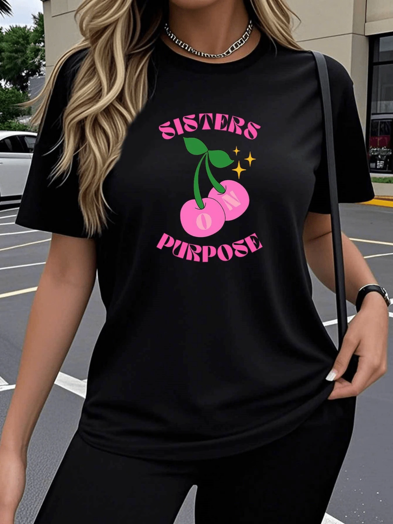 Two Pink Cherries With Green Leaves, Representing Sweetness, Friendship, And Positive Energy, Shine With A Touch Of Stars, Symbolizing Feminine Unity. A Fun, Casual, Modern, And Comfortable Women's T-Shirt For Everyday Wear. - 黑色 - 查看 1