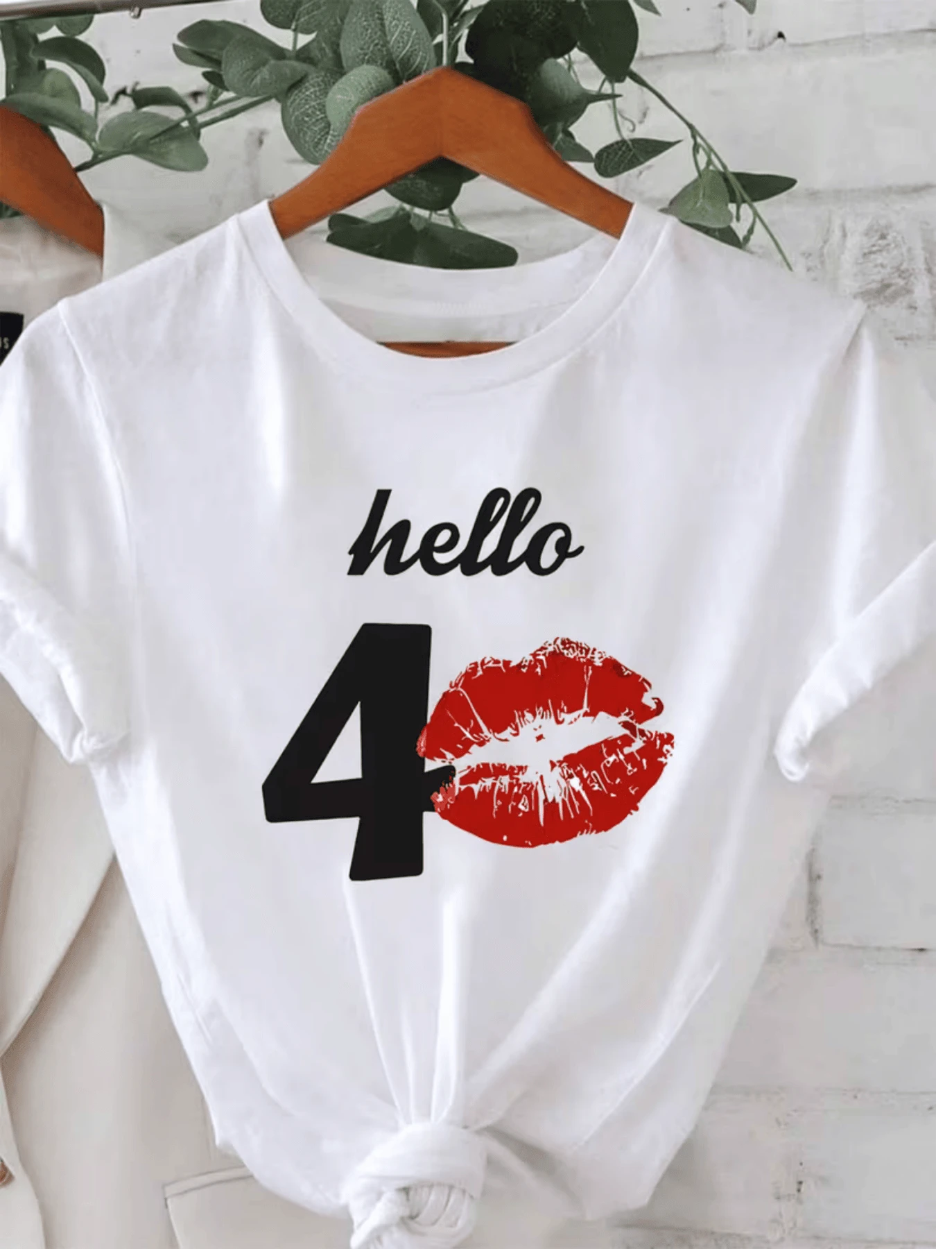 A Red Kiss Next To The Number Forty Symbolizes Confidence And The Celebration Of Maturity, Conveying Energy And Charm In Every Detail. A Modern And Attractive Casual Women's T-Shirt For Everyday Wear. - 白色 - 查看 1