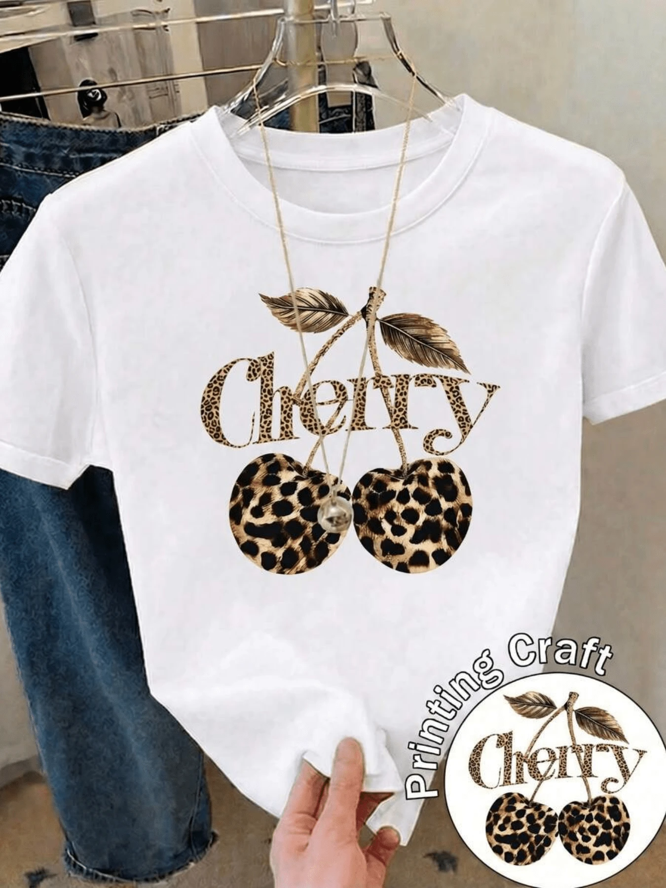 Two Leopard-Print Cherries, Representing Alluring Energy And Feminine Confidence, Create A Stylish Contrast Against A Dark Background With Golden Leaves That Evoke Nature And Modern Style. This Casual Women's T-Shirt Is Perfect For A Modern Look. - 白色 - 查看 1