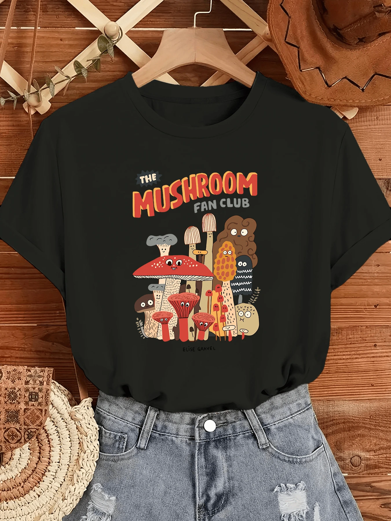 Various Colorful Mushrooms With Fun Shapes Symbolizing The Connection With Nature And The Joy Of Sharing. Comfortable, Modern, Casual Women's T-Shirts For Everyday Wear. - 黑色 - 查看 1