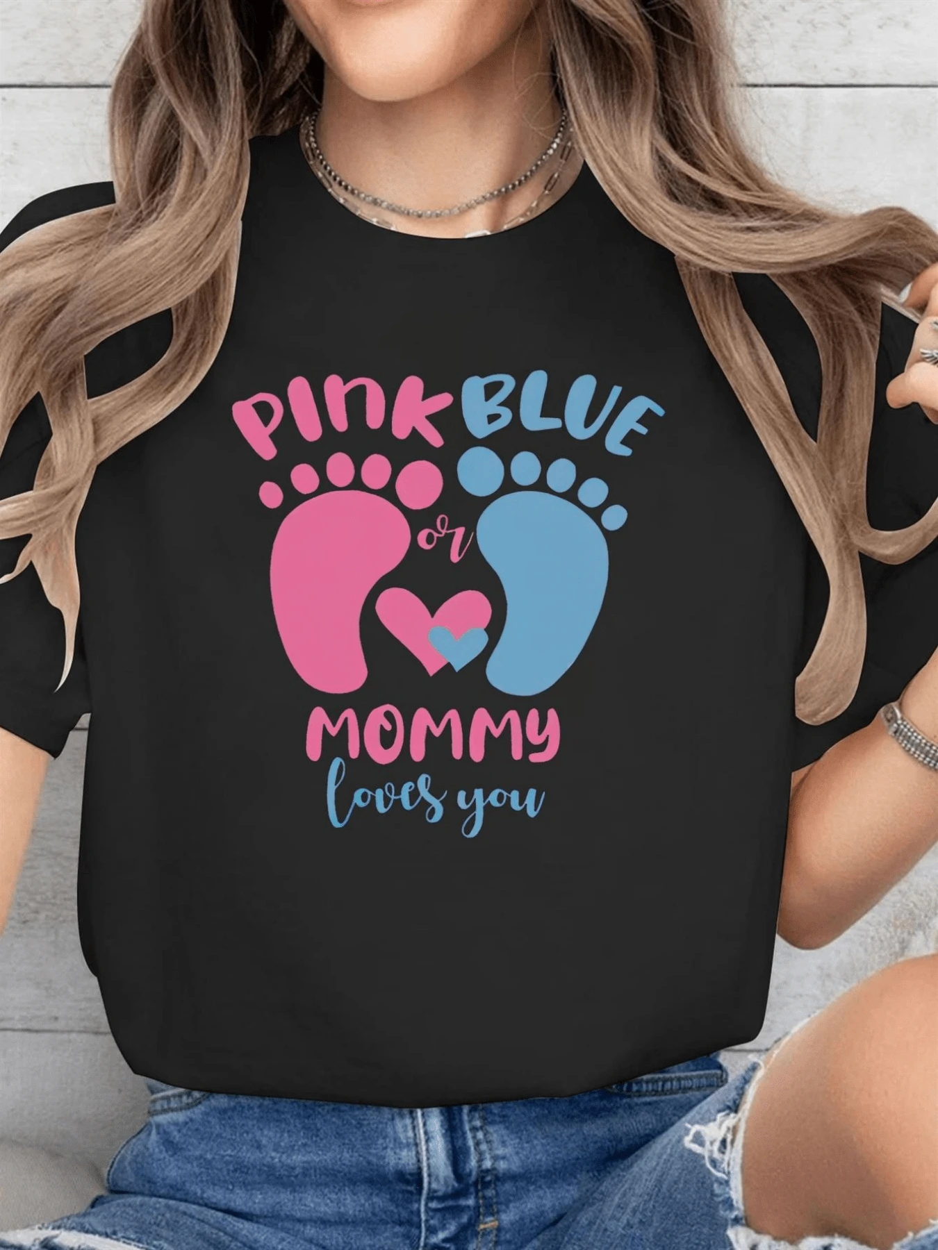 Two Footprints In Pink And Blue Forming A Heart Symbolizing A Mother's Love And The Sweet Anticipation Of Her Baby. Casual And Comfortable Women's T-Shirt, Ideal As A Maternity Gift. - 黑色 - 查看 1