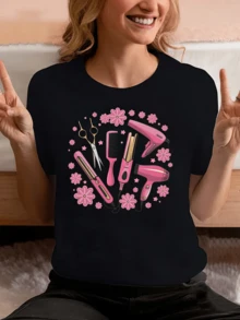 Herramientas de peluquería rodeadas de flores rosas simbolizando la creatividad y la belleza femenina camiseta de mujer con toque alegre y moderno perfecta para lucir encanto diario - Negro - Ver 6