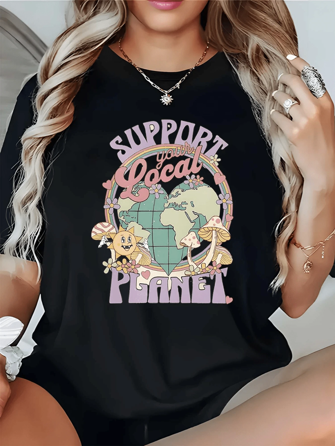 Planet Surrounded By Flowers, Smiling Stars, And Colorful Mushrooms Conveying A Message Of Love And Protection For The Earth. A Modern, Casual Women's T-Shirt With An Theme And Positive Message. - 黑色 - 查看 1