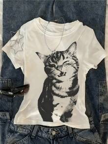 A Cat With A Playful Expression Conveys Tenderness And Personality, Showing A Wink, A Symbol Of Joy And Charm, Ideal For A Relaxed Look. A Modern And Comfortable Casual Women's T-Shirt. - 白色 - 查看 8