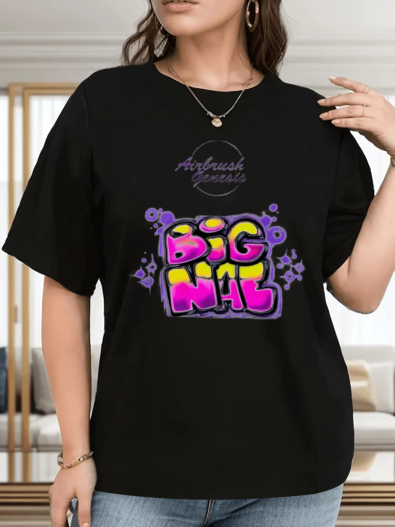 Bold Colors With Large Graffiti-Style Lettering Reflect Modern Energy And A Youthful, Free-Spirited Urban Vibe, With Violet And Yellow Accents. This Comfortable, Casual Women's T-Shirt Is Ideal For Everyday Wear. - 黑色 - 查看 1