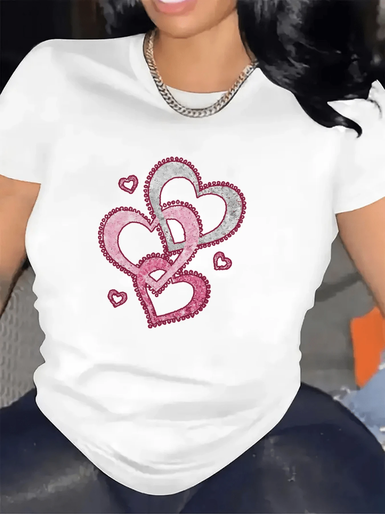 Intertwined Hearts In Pink And Silver Tones Symbolize Lasting Love, Union, And Romantic Energy. A Modern, Casual, Comfortable Women's T-Shirt For Everyday Wear. - 白色 - 查看 1