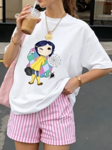 Girl In Yellow Raincoat Walking In The Rain Symbolizes The Courage To Face The Unknown And The Curiosity To Discover New Worlds. Women's Casual T-Shirt, Modern And Comfortable For Everyday Wear. - 白色 - 查看 8