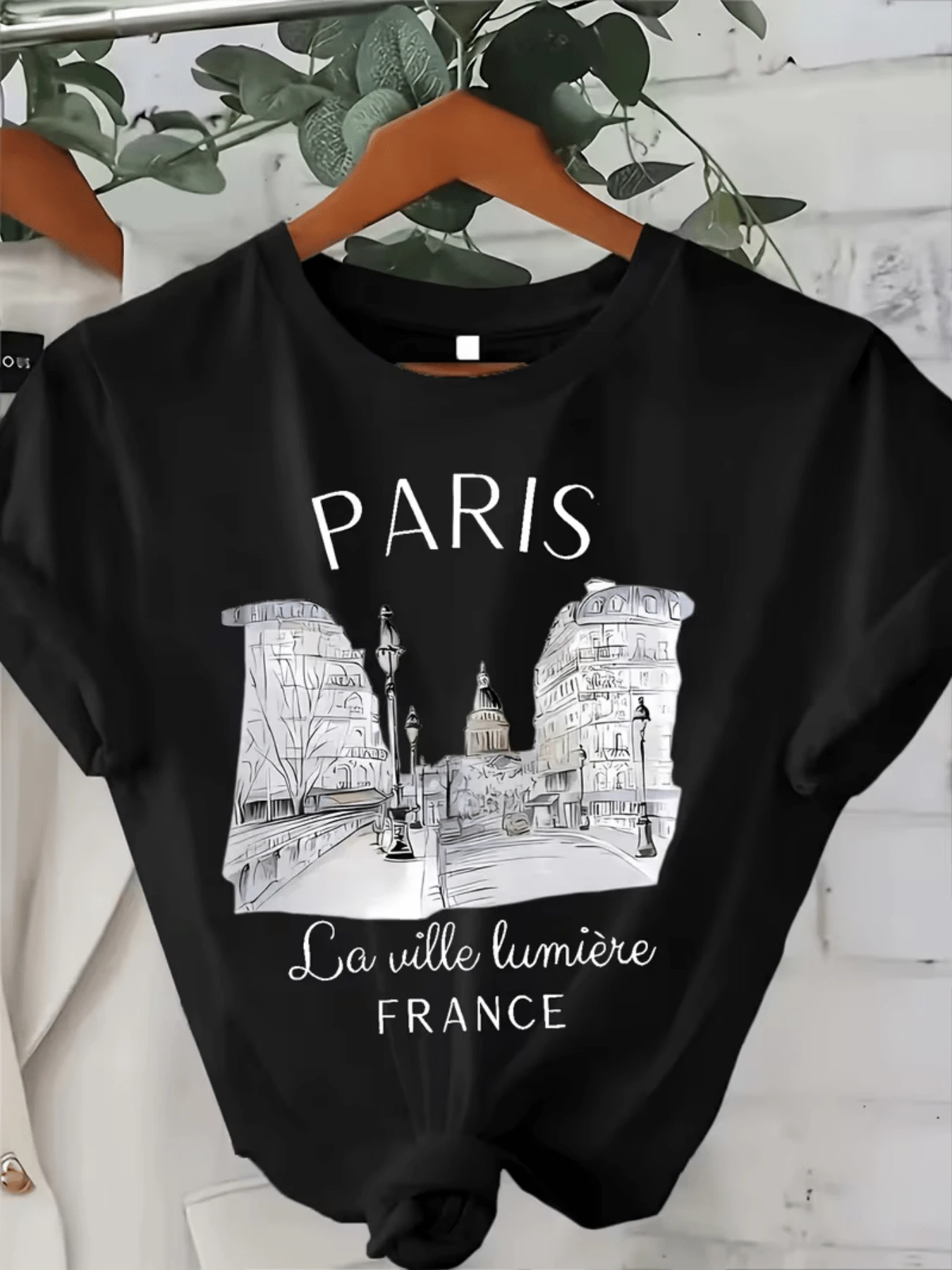 Paris Cityscape With Elegant Streets, Classic Buildings, Bright Streetlights, And A Romantic Atmosphere That Evokes The Essence Of The City Of Lights. Modern, Casual, Comfortable, And Attractive Women's T-Shirt - 黑色 - 查看 1