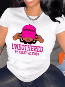 Confident Woman In A Pink Cap, Raising It With A Self-Assured Attitude, Conveying Strength In The Face Of Negative Energies, Showing Self-Esteem And Determination. Modern, Casual, Comfortable Women's T-Shirt For Everyday Wear. - 白色 - 查看 8