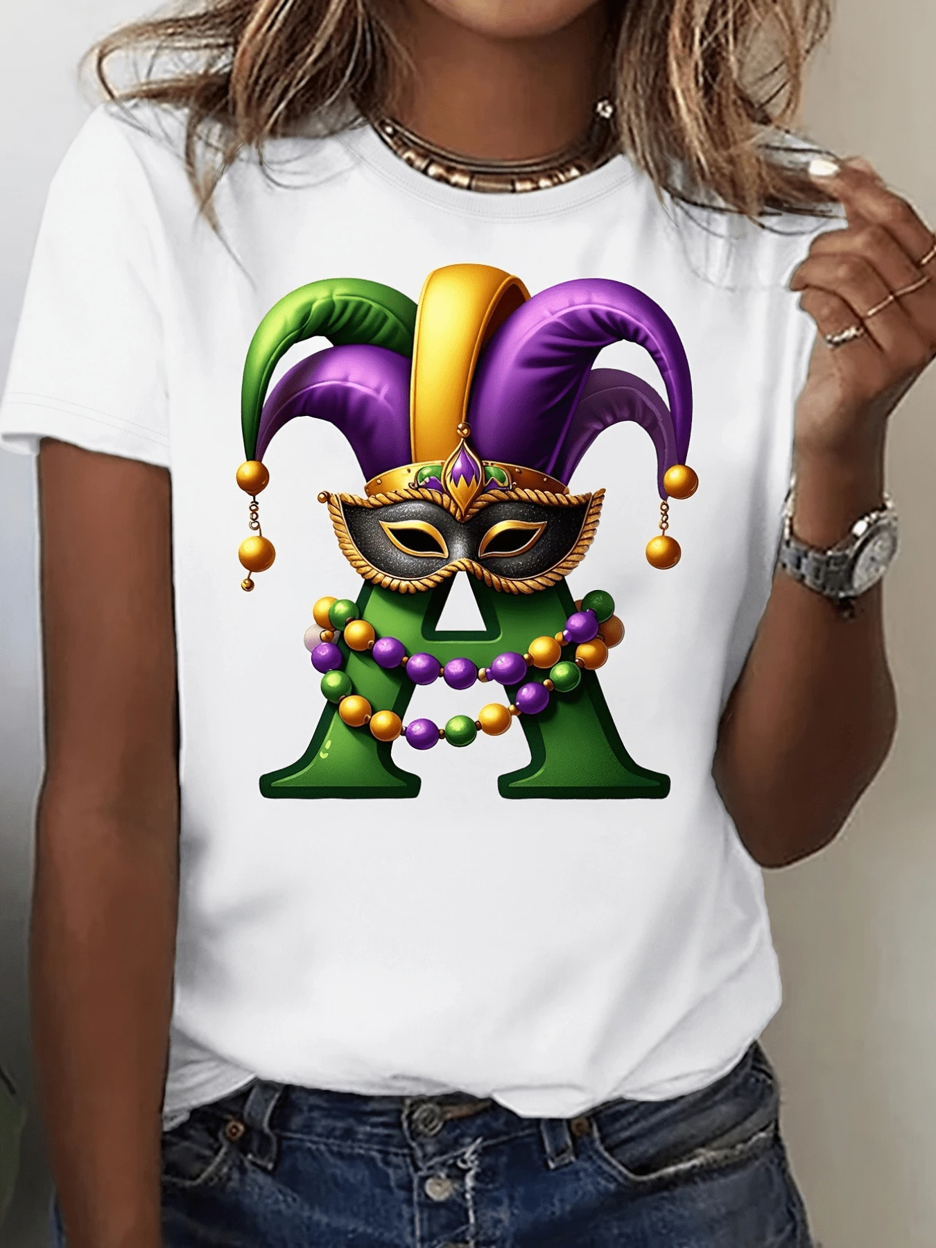 Festive Symbol With Venetian Mask And Jester's Hat In Shades Of Purple, Green, And Gold That Evokes The Joy Of Carnival And The Colorful Celebration Of Life. Modern Casual Women's T-Shirt For Joyful Occasions. - 白色 - 查看 1