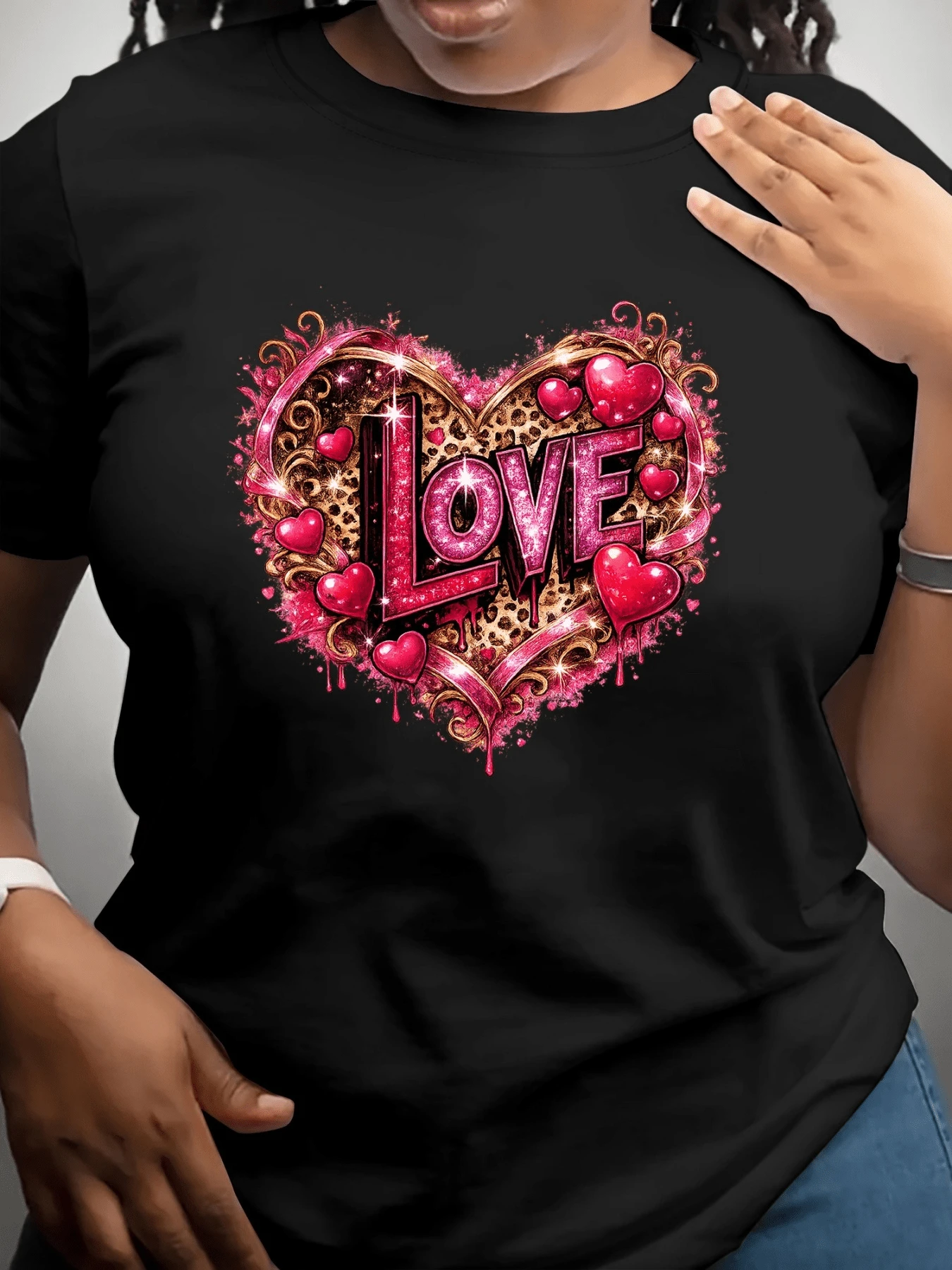 Sparkling Heart With The Word Love Surrounded By Golden Sparkles And Pink Hearts Symbolizing Passion, Joy And Positive Energy. Modern Casual Women's T-Shirt - 黑色 - 查看 1
