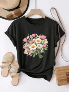 A Bouquet Of Pink Tulips And White Daisies Symbolizing Joy, Freshness, And Sweetness In Each Petal, Highlighting Natural Feminine Beauty. A Comfortable, Modern, Casual Women's T-Shirt. - 黑色 - 查看 8
