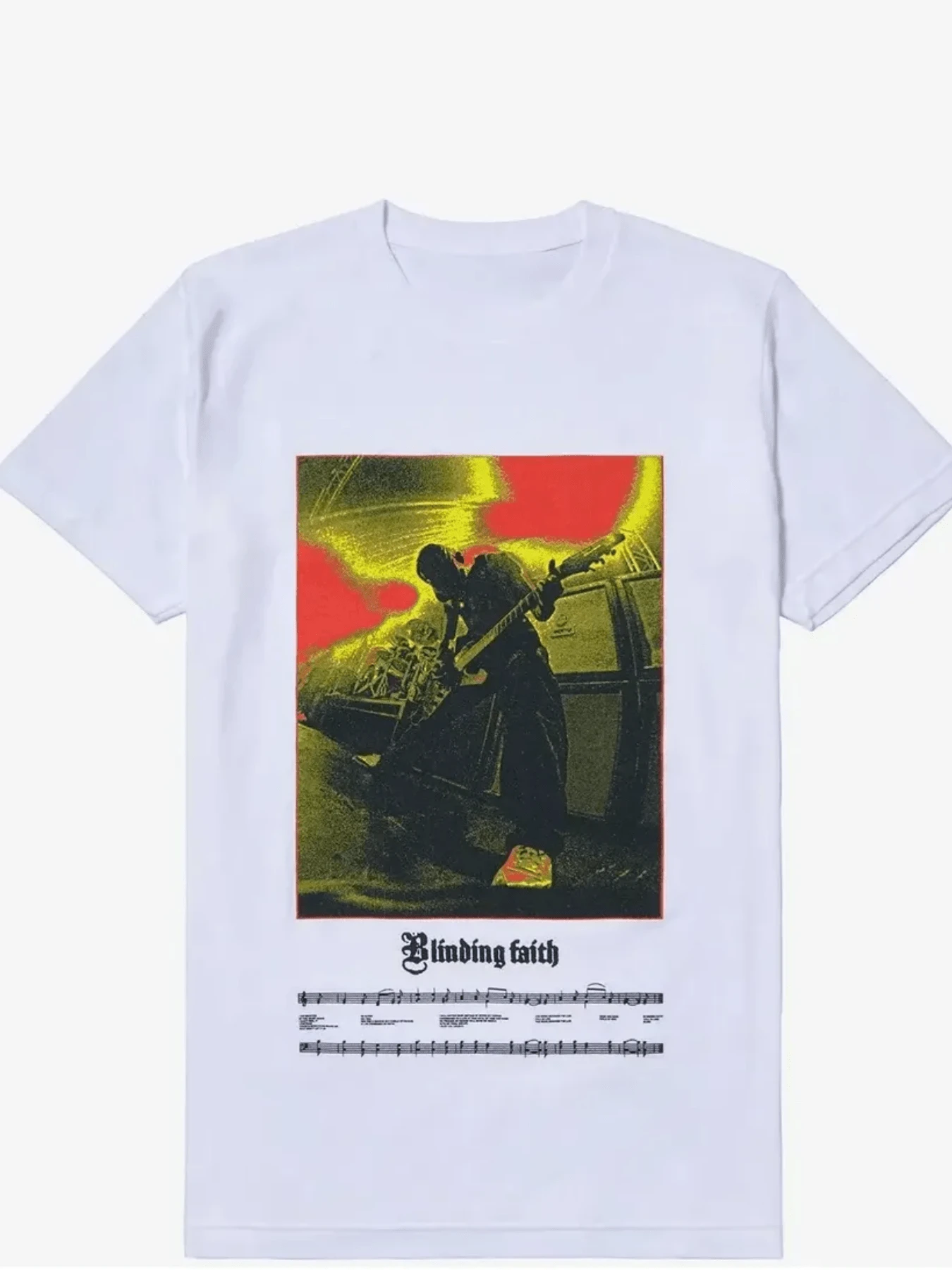 Figura brillante de un músico tocando guitarra en medio de luces rojas y amarillas que simbolizan pasión energía y libertad camiseta de mujer moderna ideal para uso diario con toque artístico urbano - Blanco - Ver 1