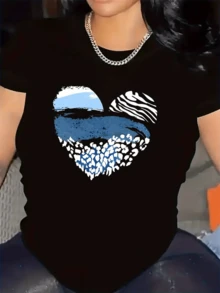 Heart Formed By Blue Landscapes And Line Patterns That Evoke The Union Between Nature, Sea And Wildlife, Conveying Strength And Freedom. Women's Casual Modern Comfortable T-Shirt For Everyday Wear - 黑色 - 查看 1