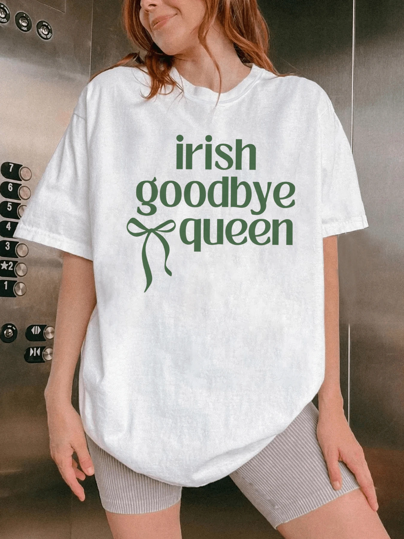 Positive Message With Green Lettering Celebrating Female Independence And Confidence, Inspiring Energy And Modern Style. Comfortable And Versatile Casual Women's T-Shirt For Everyday Wear. - 白色 - 查看 1