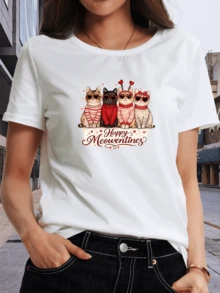Four Adorable Cats Wearing Heart-Shaped Glasses And Colorful Sweaters Celebrate Love With A Cheerful And Tender Spirit. A Modern Casual Women's T-Shirt, Perfect For Valentine's Day. - 白色 - 查看 1