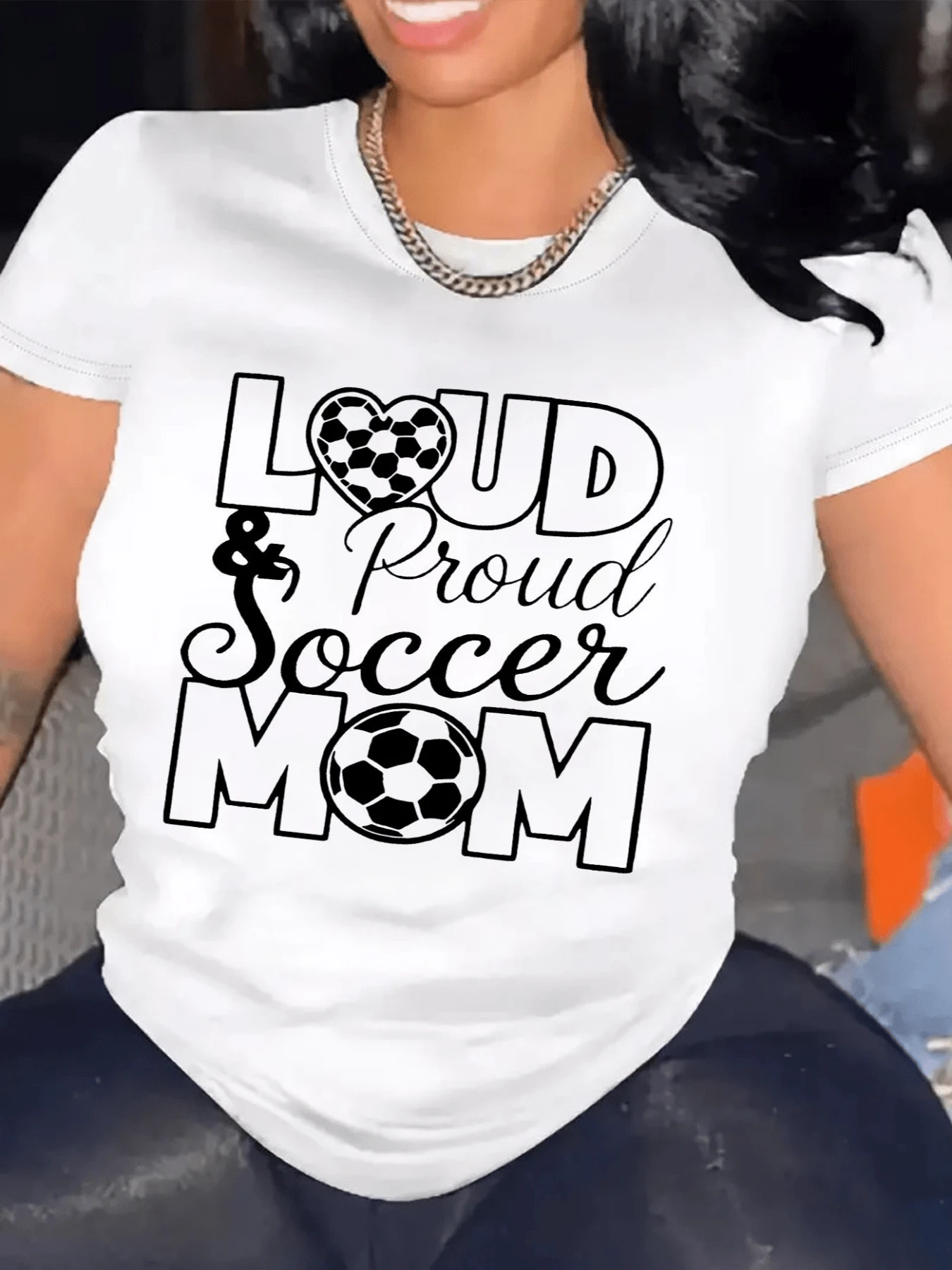 Hearts Formed By Soccer Balls That Transmit Energy, Passion, And Maternal Pride For Those Who Support Their Children On The Field. Women's T-Shirt With A Positive And Cheerful Message, Ideal For Sports Fans. - 白色 - 查看 1