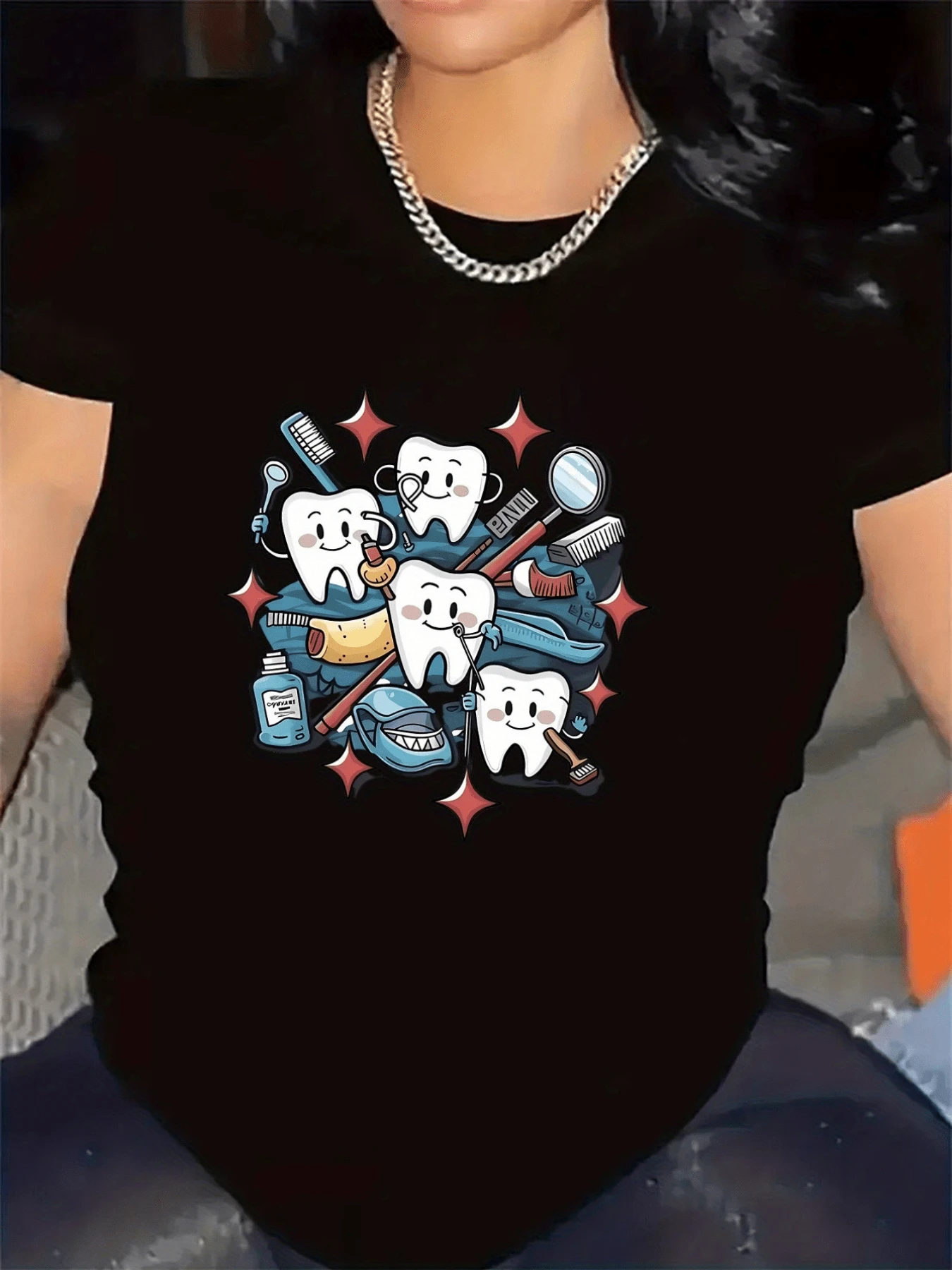 Smiling Teeth With Brightly Colored Toothbrushes Represent The Joy Of Oral Health Care With Fun And Optimistic Energy. Comfortable Casual Women's T-Shirt For Everyday Wear - 黑色 - 查看 1